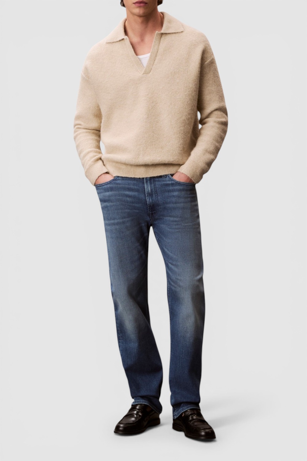 תמונת כל הלוק של מכנסי ג&rsquo;ינס בגזרה ישרה